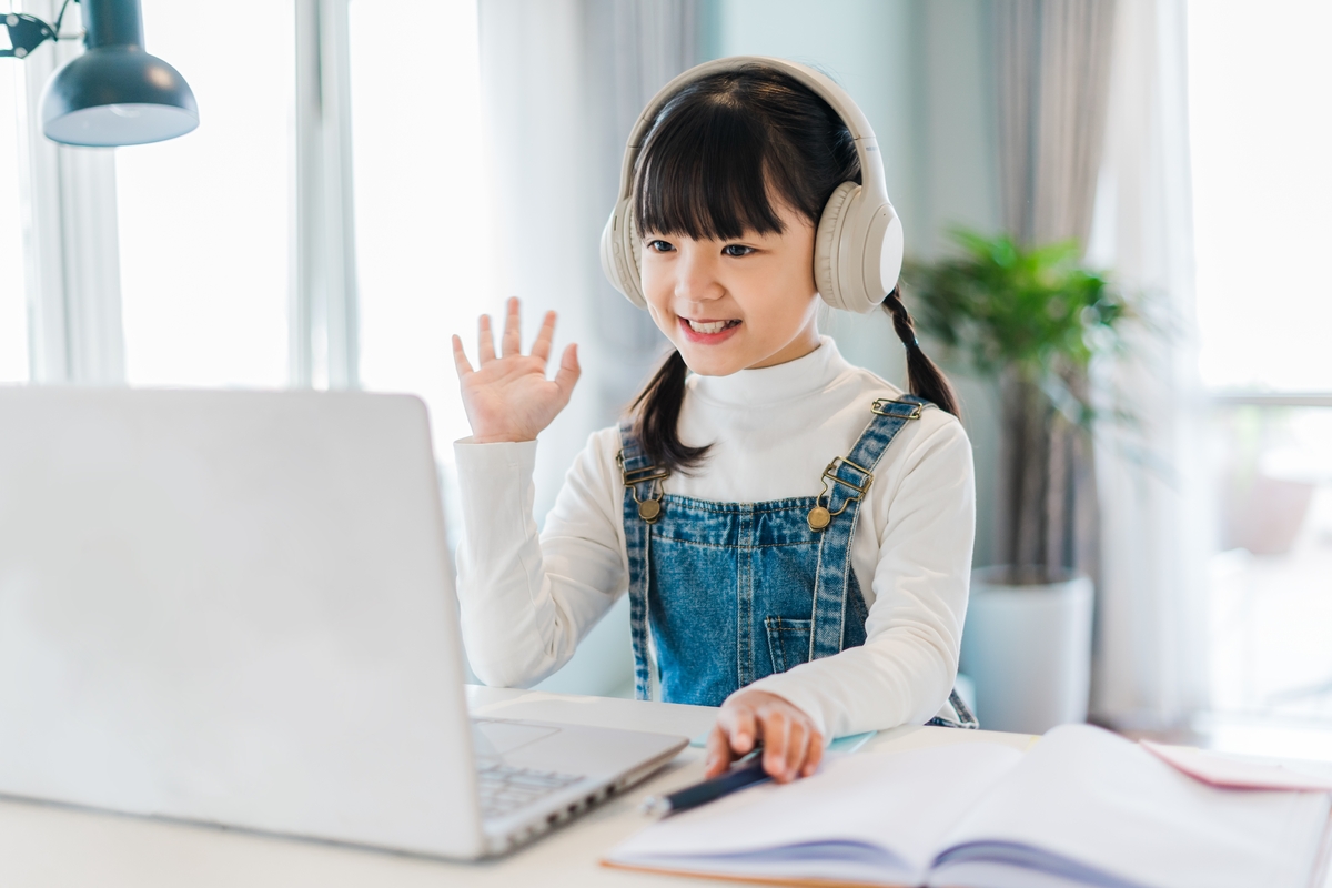 Girl doing peer learning and social learning online