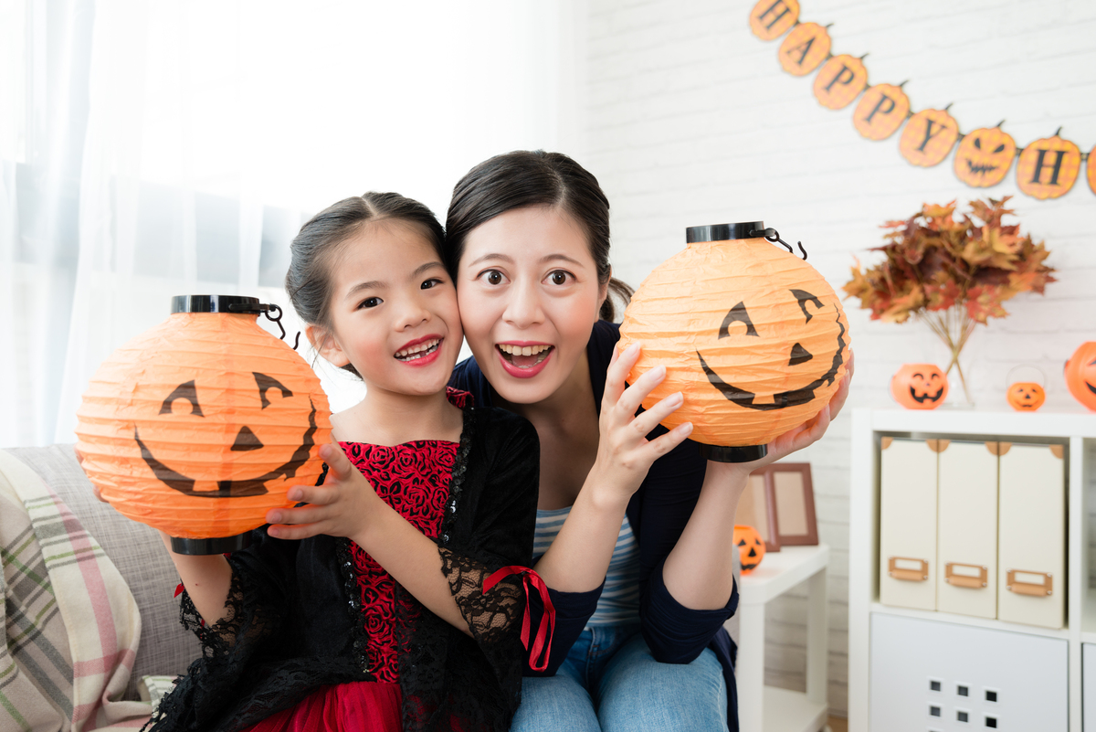 Halloween Math Activities mother and daughter with pumpkin lanterns